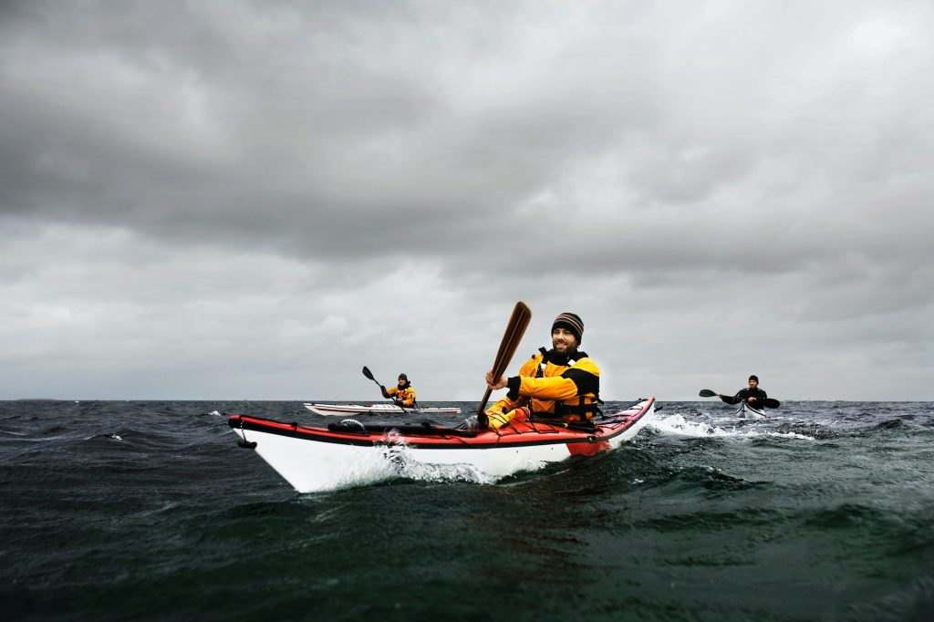 3 kayakers on see